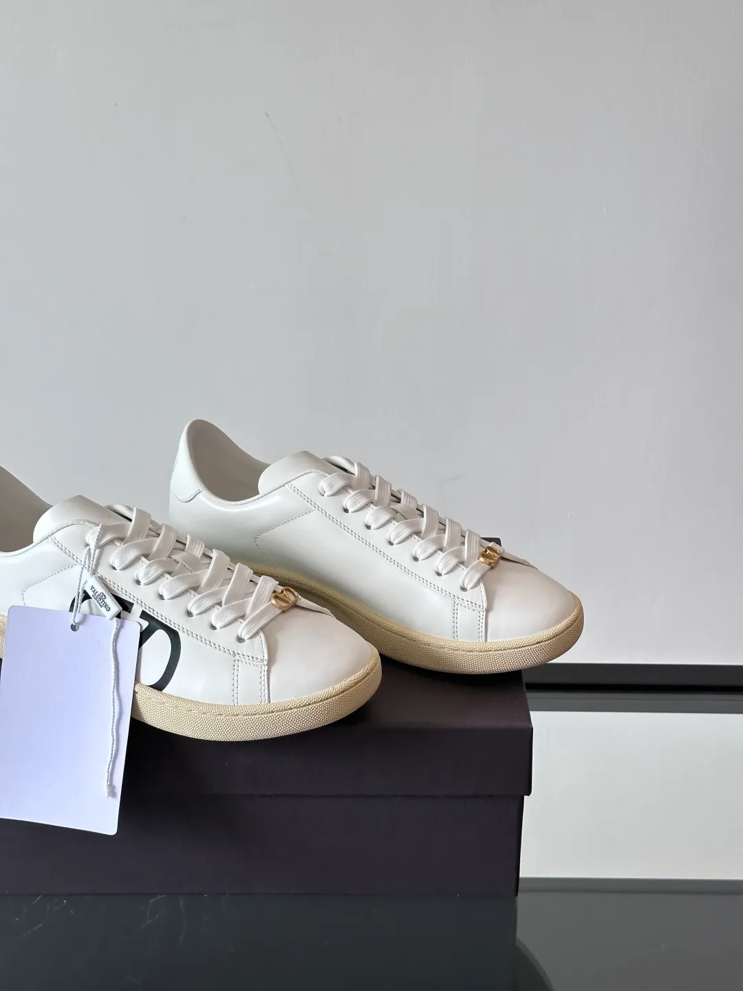 P440¥& VALENTINO Boys’ spring and summer white shoes🤍 VALENTINO GARAVANI ROYCO men’s soft calfskin sneakers, the shoelaces are equipped with removable vintage brass distressed effect VLOGO SIGNATURE accessories, and the back of the shoes is screen printed. Comfortable and good looking on the feet!  size：38-45